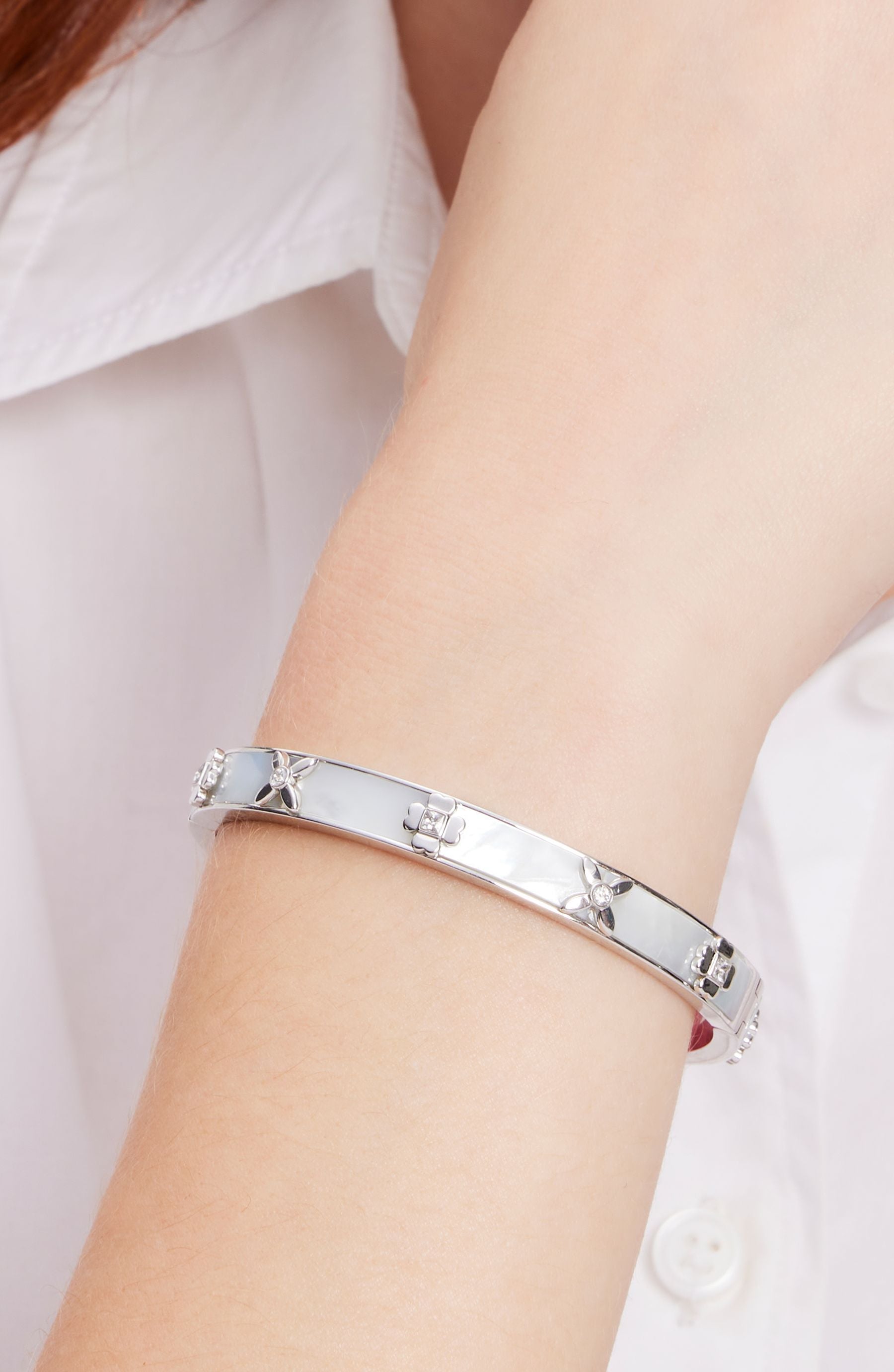 KH661-HINGED BANGLE-Cream/Silver