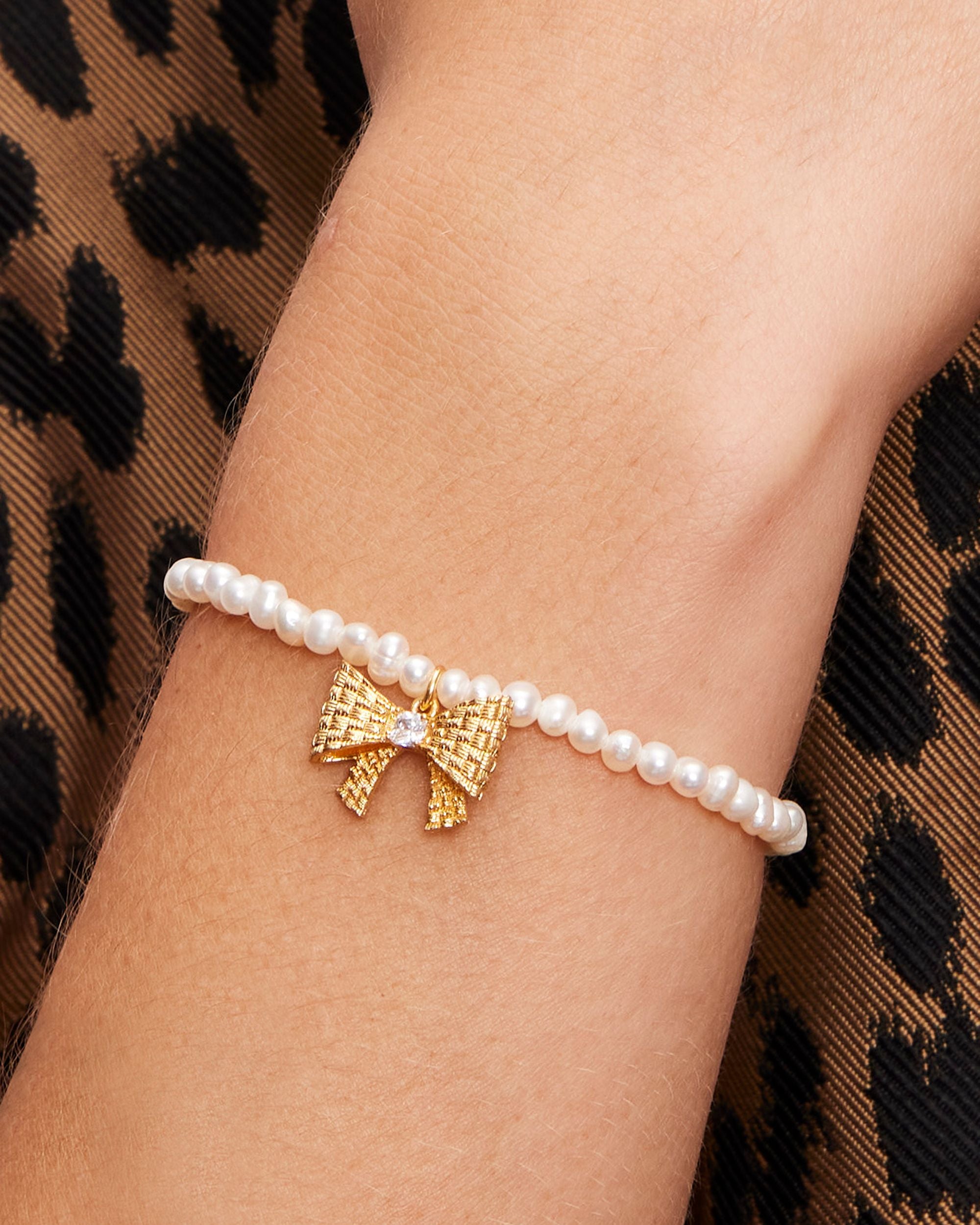 KD985_Wrapped In A Bow Pearl Charm Bracelet_Clear/Gold